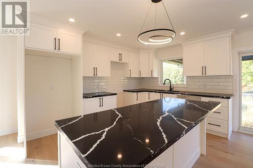 135 Valencia Drive, Chatham, ON - Indoor Photo Showing Kitchen With Upgraded Kitchen