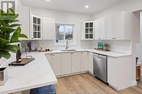 693 Bensette, Windsor, ON - Indoor Photo Showing Kitchen