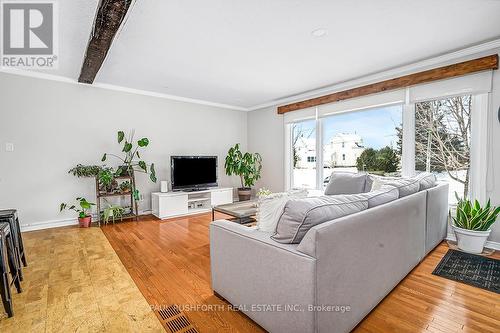 1875 Farwel Street, Ottawa, ON - Indoor Photo Showing Living Room