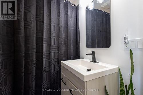 28 Clarke Street W, Port Colborne (875 - Killaly East), ON - Indoor Photo Showing Bathroom