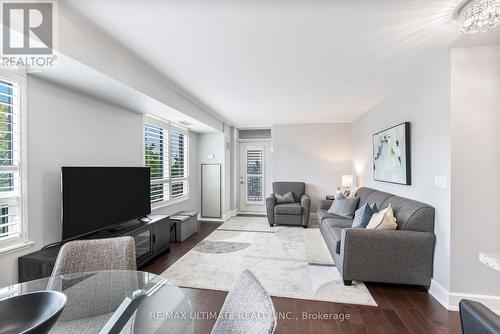 414 - 676 Sheppard Avenue E, Toronto, ON - Indoor Photo Showing Living Room