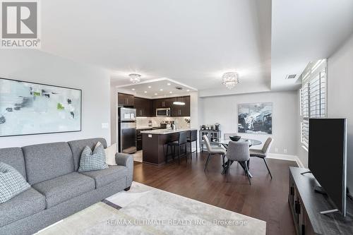 414 - 676 Sheppard Avenue E, Toronto, ON - Indoor Photo Showing Living Room