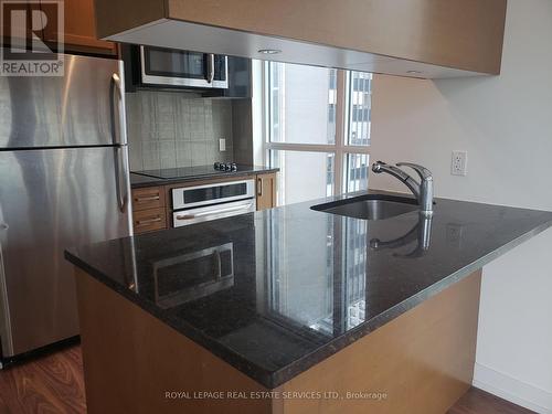 520 - 98 Lillian Street, Toronto, ON - Indoor Photo Showing Kitchen With Stainless Steel Kitchen With Upgraded Kitchen