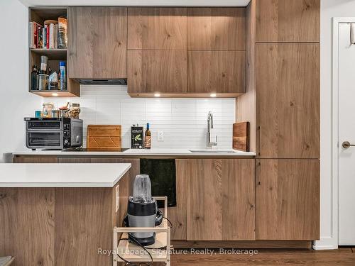 610-1 Yorkville Ave, Toronto, ON - Indoor Photo Showing Kitchen