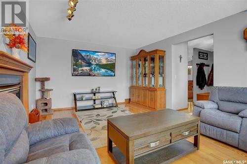 416 Byars Bay N, Regina, SK - Indoor Photo Showing Living Room