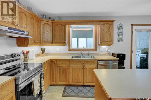 416 Byars Bay N, Regina, SK - Indoor Photo Showing Kitchen