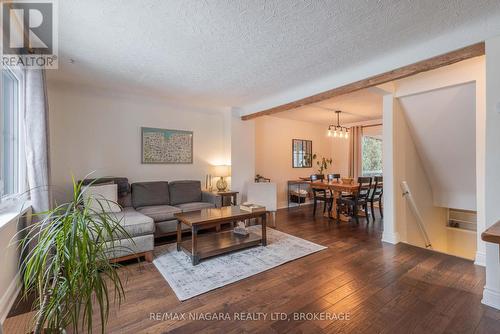 86 Devon Road, St. Catharines (442 - Vine/Linwell), ON - Indoor Photo Showing Living Room