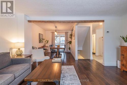 86 Devon Road, St. Catharines (442 - Vine/Linwell), ON - Indoor Photo Showing Living Room