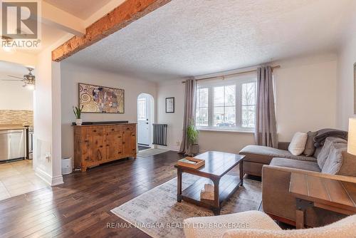 86 Devon Road, St. Catharines (442 - Vine/Linwell), ON - Indoor Photo Showing Living Room