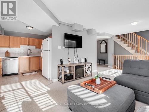 2 - 95 Goodwin Drive, Barrie, ON - Indoor Photo Showing Living Room