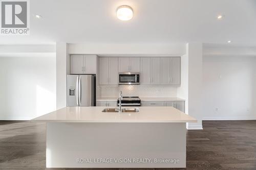 4 Folcroft Street, Brampton, ON - Indoor Photo Showing Kitchen With Stainless Steel Kitchen With Double Sink With Upgraded Kitchen