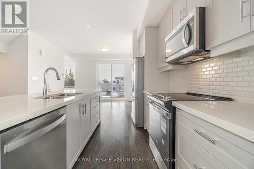 4 Folcroft Street, Brampton, ON - Indoor Photo Showing Kitchen With Stainless Steel Kitchen With Double Sink With Upgraded Kitchen