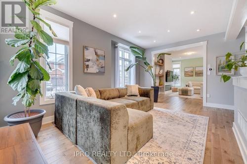 1038 Laurier Avenue, Milton, ON - Indoor Photo Showing Living Room