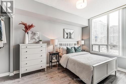 608 - 3504 Hurontario Street, Mississauga, ON - Indoor Photo Showing Bedroom