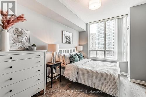 608 - 3504 Hurontario Street, Mississauga, ON - Indoor Photo Showing Bedroom