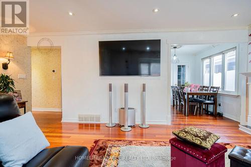 13 Foster Road, Mississauga, ON - Indoor Photo Showing Living Room