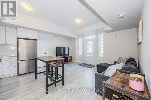 285 Law Drive, Guelph (Grange Hill East), ON - Indoor Photo Showing Kitchen