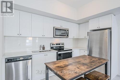 285 Law Drive, Guelph (Grange Hill East), ON - Indoor Photo Showing Kitchen With Double Sink With Upgraded Kitchen