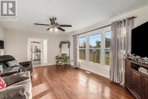 463 Annable Street, North Dundas, ON - Indoor Photo Showing Living Room