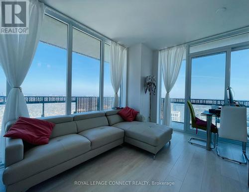 4708 - 8 Eglinton Avenue E, Toronto, ON - Indoor Photo Showing Living Room