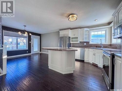 511 Palliser Drive, Swift Current, SK - Indoor Photo Showing Kitchen With Stainless Steel Kitchen With Upgraded Kitchen