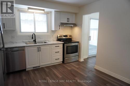 21 Idylwood Road, Welland (767 - N. Welland), ON - Indoor Photo Showing Kitchen With Double Sink