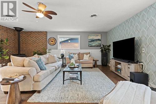 3664 Glen Road, Lincoln (980 - Lincoln-Jordan/Vineland), ON - Indoor Photo Showing Living Room