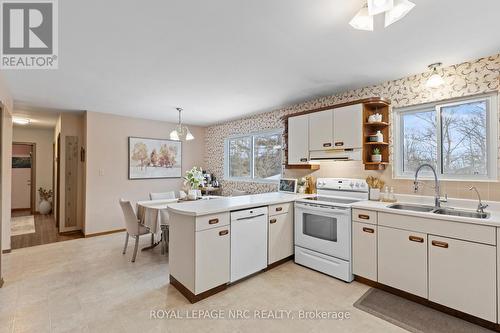 3664 Glen Road, Lincoln (980 - Lincoln-Jordan/Vineland), ON - Indoor Photo Showing Kitchen With Double Sink