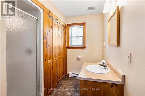 D - 1033 Carnegie Lane, Dysart Et Al, ON - Indoor Photo Showing Bathroom