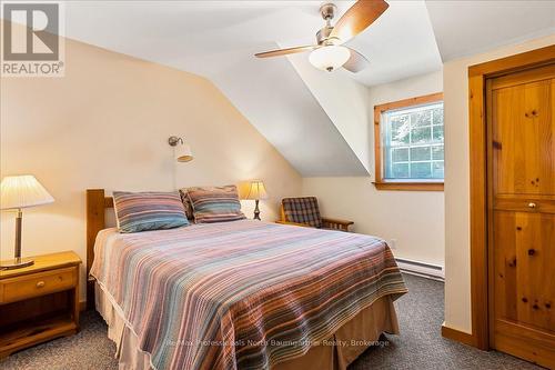 D - 1033 Carnegie Lane, Dysart Et Al, ON - Indoor Photo Showing Bedroom