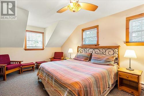 D - 1033 Carnegie Lane, Dysart Et Al, ON - Indoor Photo Showing Bedroom