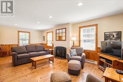 D - 1033 Carnegie Lane, Dysart Et Al, ON - Indoor Photo Showing Living Room