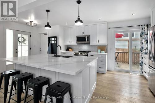 4 Dillon Drive, Collingwood, ON - Indoor Photo Showing Kitchen With Upgraded Kitchen