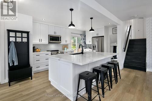 4 Dillon Drive, Collingwood, ON - Indoor Photo Showing Kitchen With Upgraded Kitchen