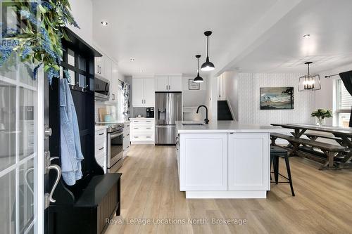 4 Dillon Drive, Collingwood, ON - Indoor Photo Showing Kitchen With Upgraded Kitchen