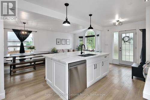 4 Dillon Drive, Collingwood, ON - Indoor Photo Showing Kitchen With Double Sink With Upgraded Kitchen