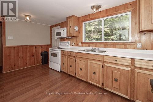 3 Island 15Kl, Gravenhurst, ON - Indoor Photo Showing Kitchen With Double Sink