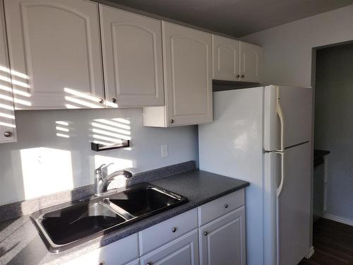 32-562 Edison Road, Thunder Bay, ON - Indoor Photo Showing Kitchen With Double Sink