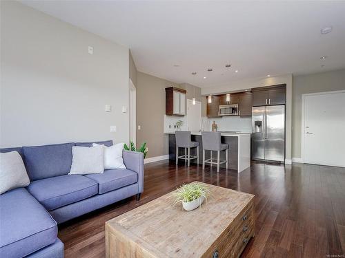 204-2589 Penrhyn St, Saanich, BC - Indoor Photo Showing Living Room