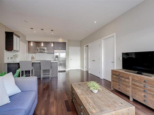 204-2589 Penrhyn St, Saanich, BC - Indoor Photo Showing Living Room