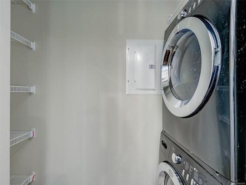 204-2589 Penrhyn St, Saanich, BC - Indoor Photo Showing Laundry Room