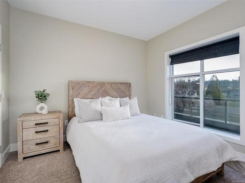 204-2589 Penrhyn St, Saanich, BC - Indoor Photo Showing Bedroom