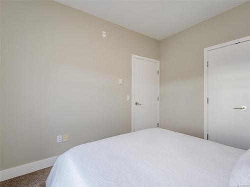 204-2589 Penrhyn St, Saanich, BC - Indoor Photo Showing Bedroom