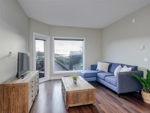 204-2589 Penrhyn St, Saanich, BC - Indoor Photo Showing Living Room