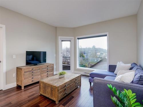 204-2589 Penrhyn St, Saanich, BC - Indoor Photo Showing Living Room