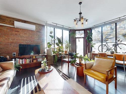 134 Pendrith St, Toronto, ON - Indoor Photo Showing Living Room