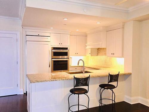 617-1888 Bayview Ave, Toronto, ON - Indoor Photo Showing Kitchen With Upgraded Kitchen