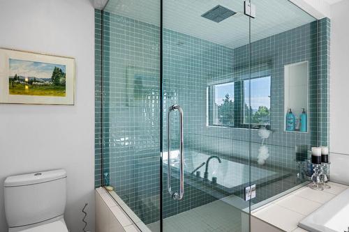 19-1651 Valleyview Drive, Kamloops, BC - Indoor Photo Showing Bathroom