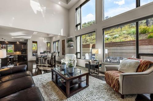 19-1651 Valleyview Drive, Kamloops, BC - Indoor Photo Showing Living Room