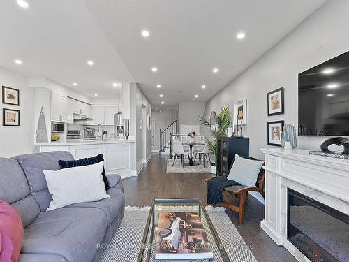 130 Bonspiel Dr, Toronto, ON - Indoor Photo Showing Living Room